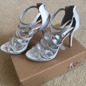 SILVER SPARKLE PROM HEEL